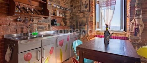 Kühlschrank, Ofen, Herdplatte, Wasserkocher mit Kaffee-/Teezubehör