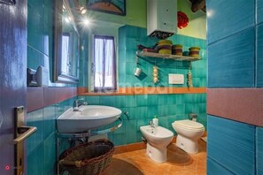 Doccia, asciugacapelli, bidet, asciugamani