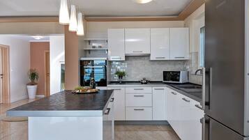 Frigorifero, microonde, forno, piano cottura