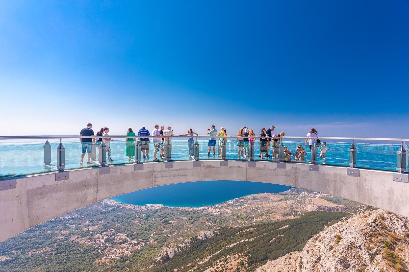 Un point de vue situé sur la côte, doté d’un pont de verre offrant une vue imprenable sur la mer et la vallée en contrebas.