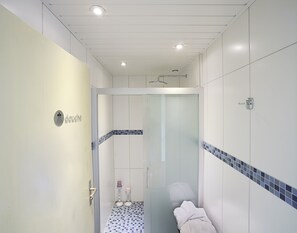 淋浴設備、淋浴花灑、毛巾、肥皂