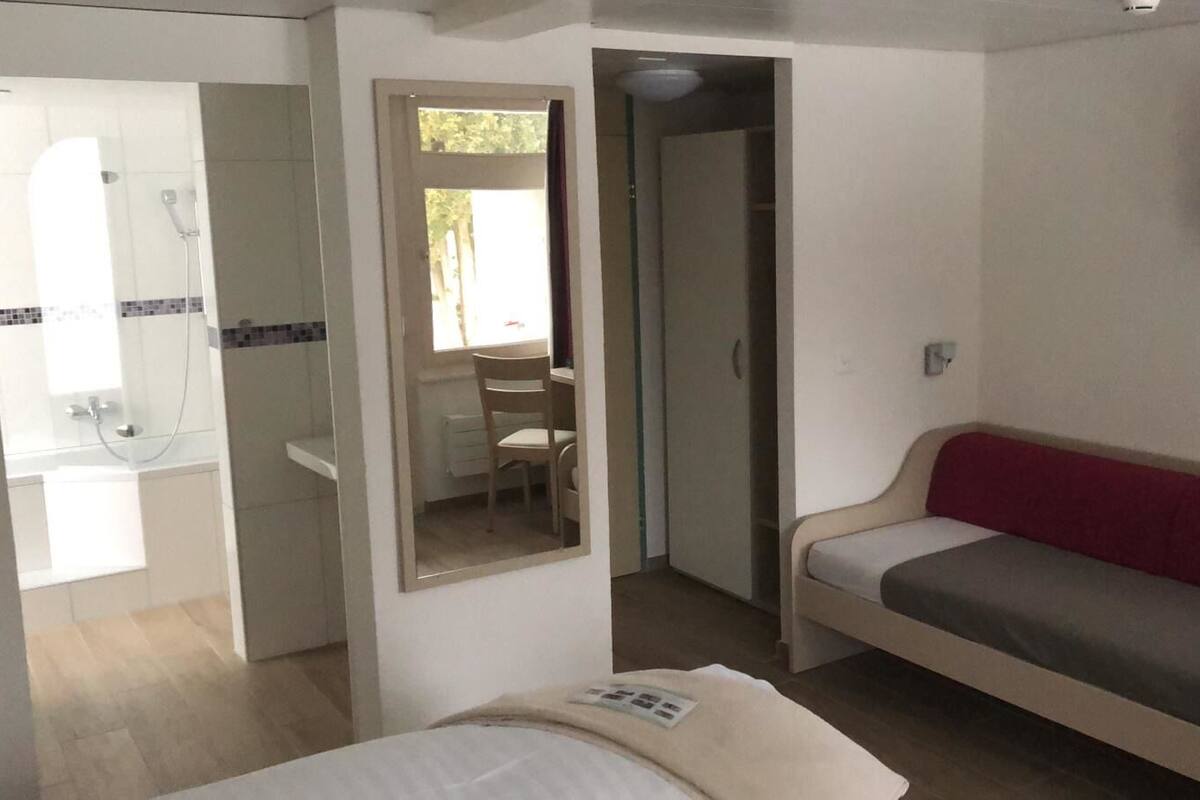 Comfort Double or Twin Room | Gebar bulu kapas, katil Select Comfort, peti besi dalam bilik, meja 