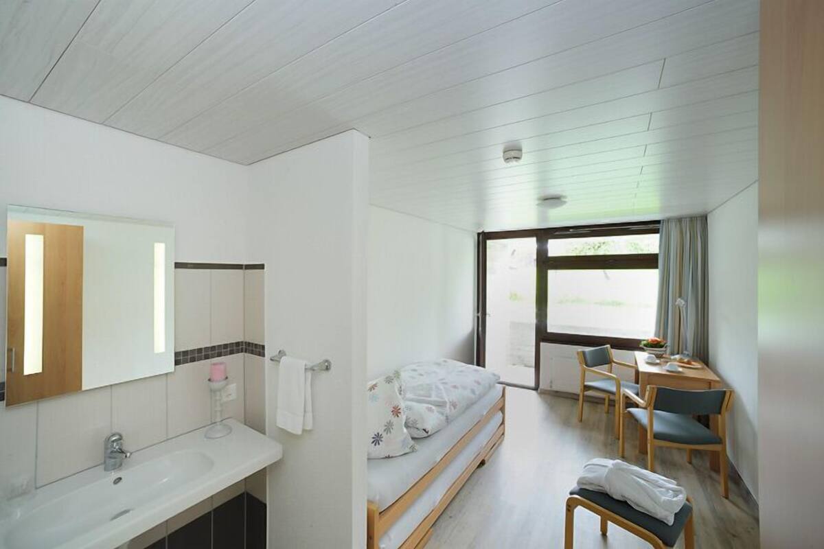 Economy Double or Twin Room | Gebar bulu kapas, katil Select Comfort, peti besi dalam bilik, meja 