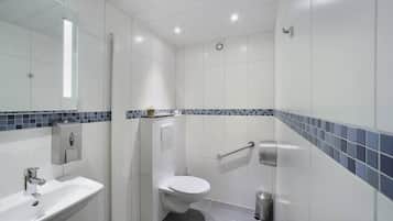 Economy Double or Twin Room | Bathroom