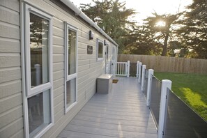 Cabin | Exterior - 6 Berth Luxury Lodge in Christchurch, Dorset (Christchurch)