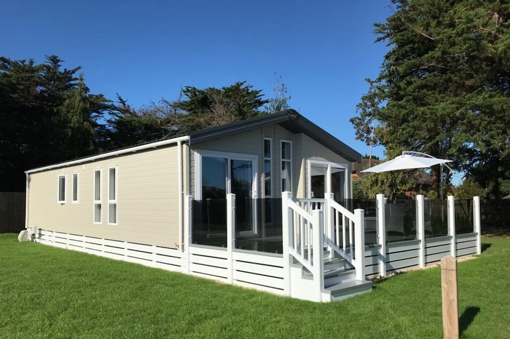 6 Berth Luxury Lodge in Christchurch, Dorset