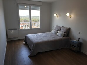 1 quarto, ferros/tábuas de passar roupa, berço de viagem