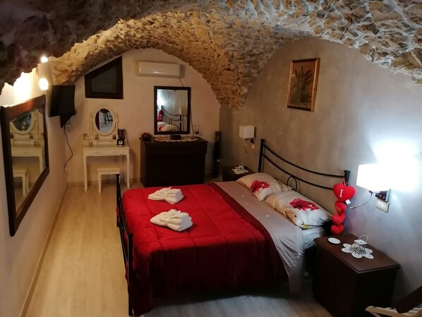 1 bedroom, in-room safe, WiFi, bed sheets