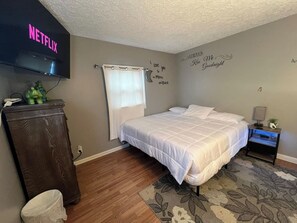2 bedrooms, iron/ironing board, free WiFi, bed sheets - The Modern Gem in Erie (Erie)