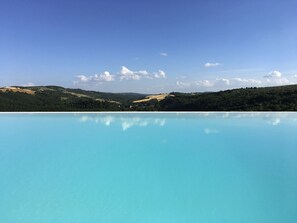 A clear blue pool reflecting the surrounding landscape. - Villa l'Essenza - Homelike Villas (San Venanzo)