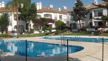 Een buitenzwembad, een verwarmd zwembad