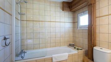 Buồng tắm vòi sen, máy sấy tóc, khăn tắm, xà phòng