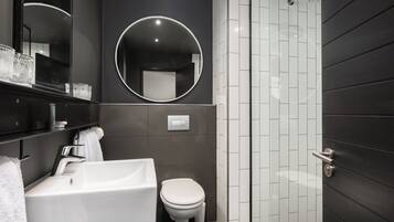 Deluxe Apartment | Bathroom | Shower, hair dryer, towels