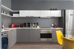 Deluxe-Apartment | Eigene Küche | Großer Kühlschrank, Mikrowelle, Ofen, Herdplatte