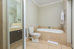 Grand Apartment | Bathroom