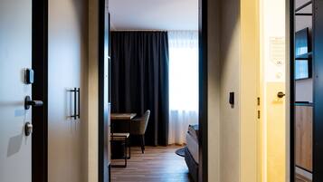 高級寝具、デスク、ノートパソコン用作業スペース、遮光カーテン