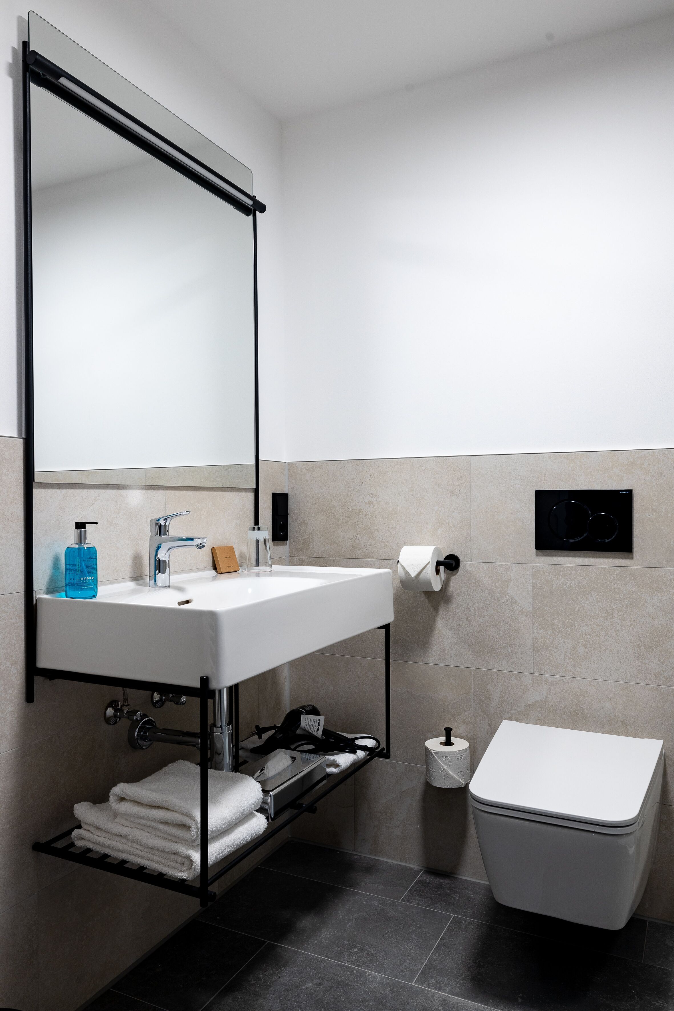 standard single room | bathroom | shower, rainfall showerhead, free toiletries, hair dryer