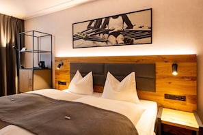 Roupas de cama premium, escrivaninha, espaço de trabalho para notebook