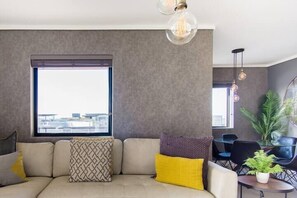 Luxury Apartment | Living area | 32-inch flat-screen TV with satellite channels, TV, Netflix - Waters Edge 521 (Cape Town)