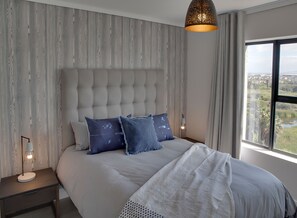 Luxury Apartment | 2 bedrooms, in-room safe, desk, laptop workspace - Waters Edge 521 (Cape Town)
