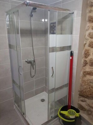 Secador de pelo, toallas, jabón y papel higiénico