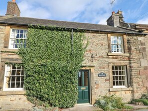A stone building with a green door and a sign that reads "Hillcrest." - Beautiful 3-bed House in Longnor Near Buxton (Buxton)