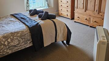 3 bedrooms, iron/ironing board, free WiFi, bed sheets