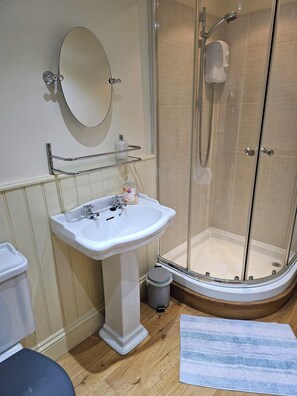 Huis | Badkamer | Een douche, een diep bad, een haardroger, handdoeken