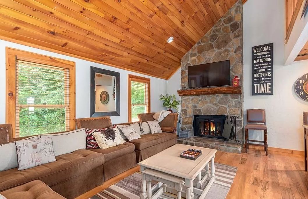 Highlands In Town with Spectacular View! Key viewing dates available!