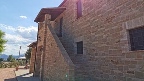 Un bâtiment en pierre avec un toit en pente et une petite fenêtre.