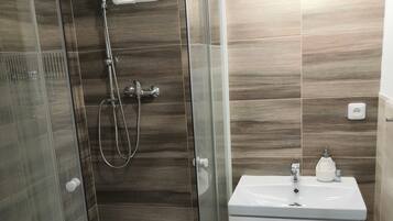 Junior Apartment | Bathroom | Shower, free toiletries, slippers, towels