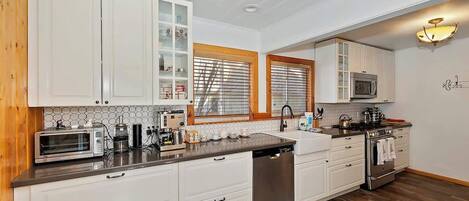 Een koelkast, een microgolfoven, een oven, een kookplaat