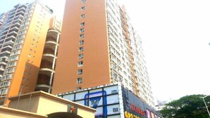 Un edificio alto con varios balcones y una estrella destacada en la fachada.