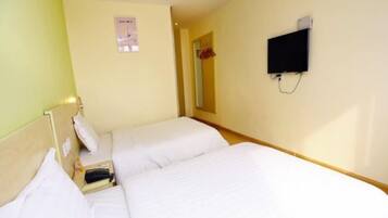 Quarto de hotel com duas camas, televisão de tela plana fixada na parede e um pôster na parede.
