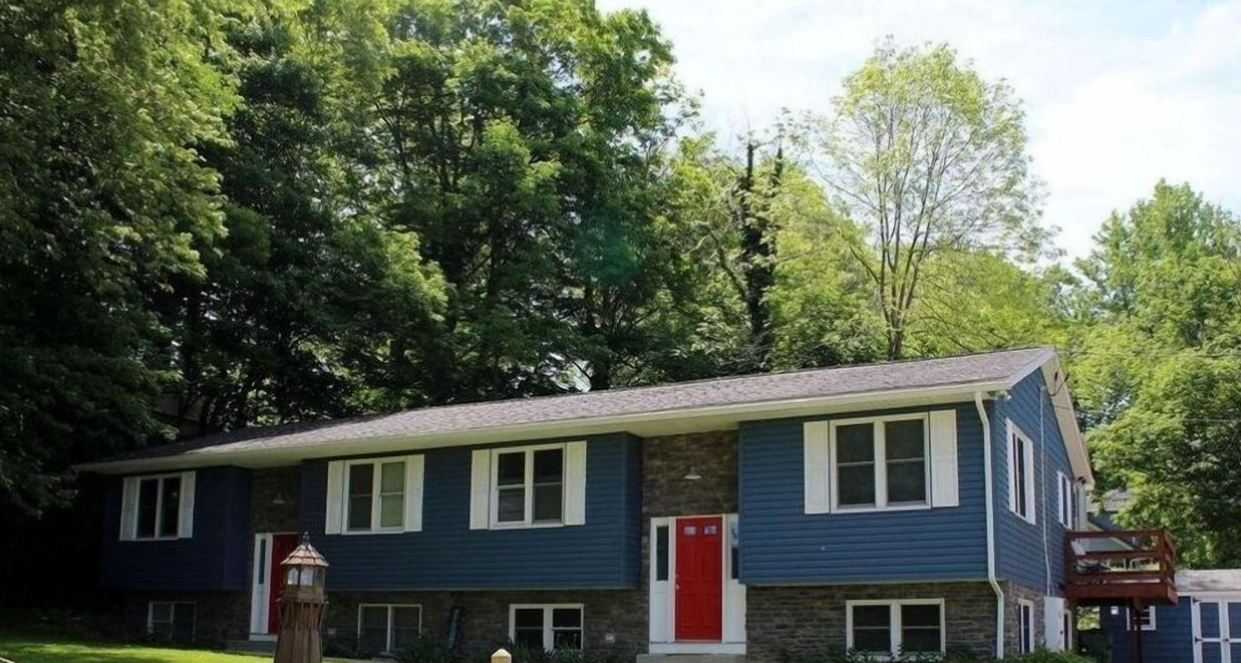 North East Lake House- 2 Apartments- sleeps 12