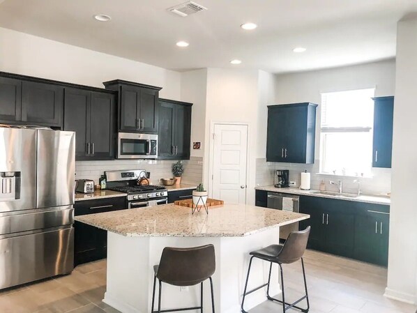 Private kitchen - New Mid-Century Modern Family Home Close to Austin (Pflugerville)