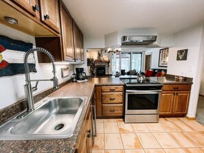 Fridge, microwave, oven, stovetop - Copper Views-close to lifts and an incredible view (Frisco)