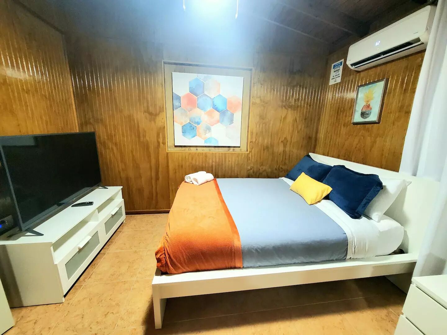 3 bedrooms, desk, iron/ironing board, free WiFi