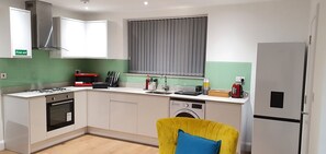 冷蔵庫、電子レンジ、オーブン、コンロ