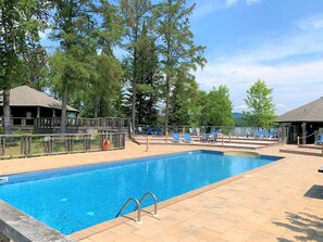 Utendørsbasseng og et oppvarmet basseng