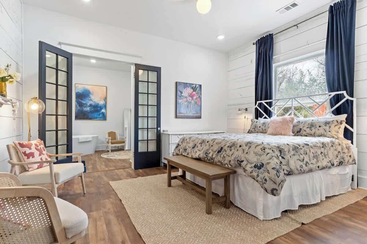 4 bedrooms, in-room safe, desk, iron/ironing board