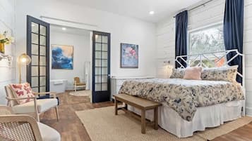 4 bedrooms, in-room safe, desk, iron/ironing board