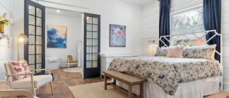 4 bedrooms, in-room safe, desk, iron/ironing board