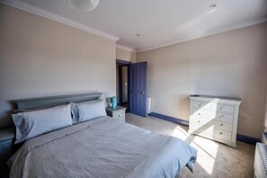 1 habitación, tabla de planchar con plancha, wifi gratis y ropa de cama 