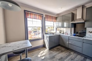 Kühlschrank, Mikrowelle, Ofen, Herdplatte