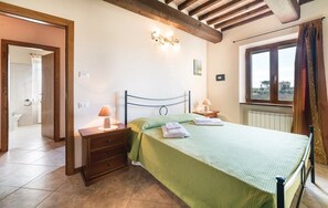 4 Schlafzimmer, Zimmersafe, Bügeleisen/Bügelbrett, WLAN