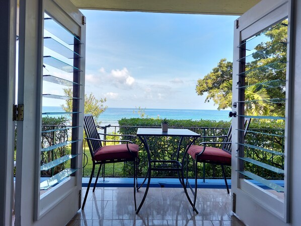 Outdoor dining - Contemporary Ocean view 2bed Carib Ocho Rios Condo (Ocho Rios)