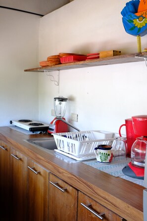 Refrigerador, parrilla de estufa, cafetera y tetera y licuadora 