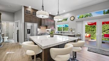 Jääkaappi, mikroaaltouuni, uuni, liesi