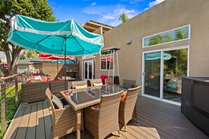 Outdoor dining - Coastal Escape | 2BR/2B | w/King En-suite + BalconyViews | Deck, FireTable + BBQ (Oceanside)